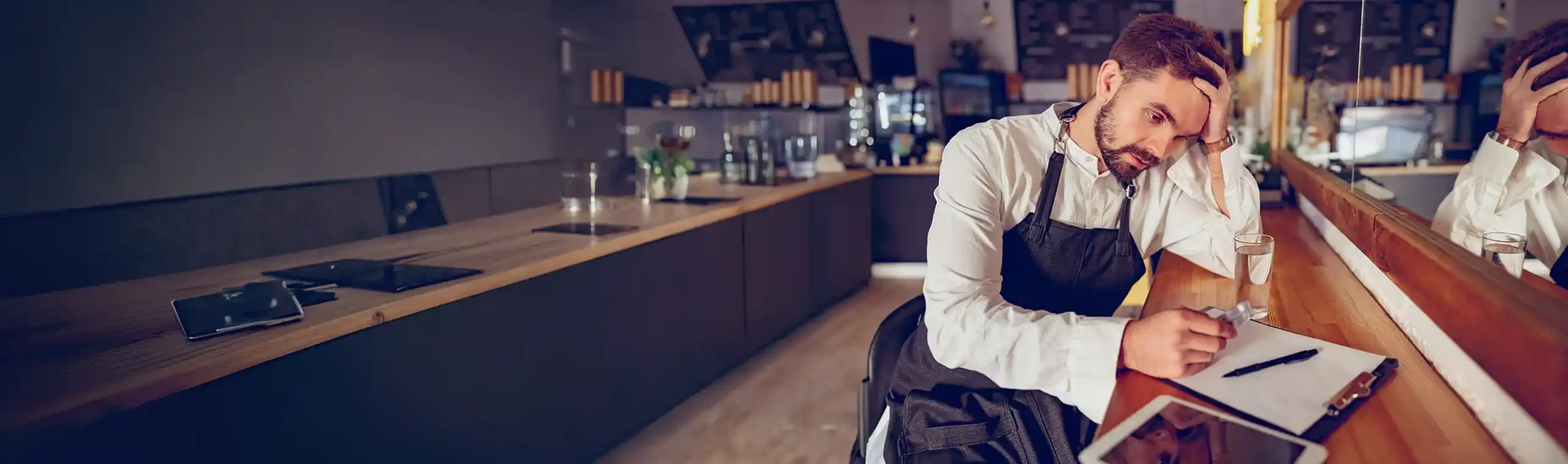 Bartender stressé épuisé