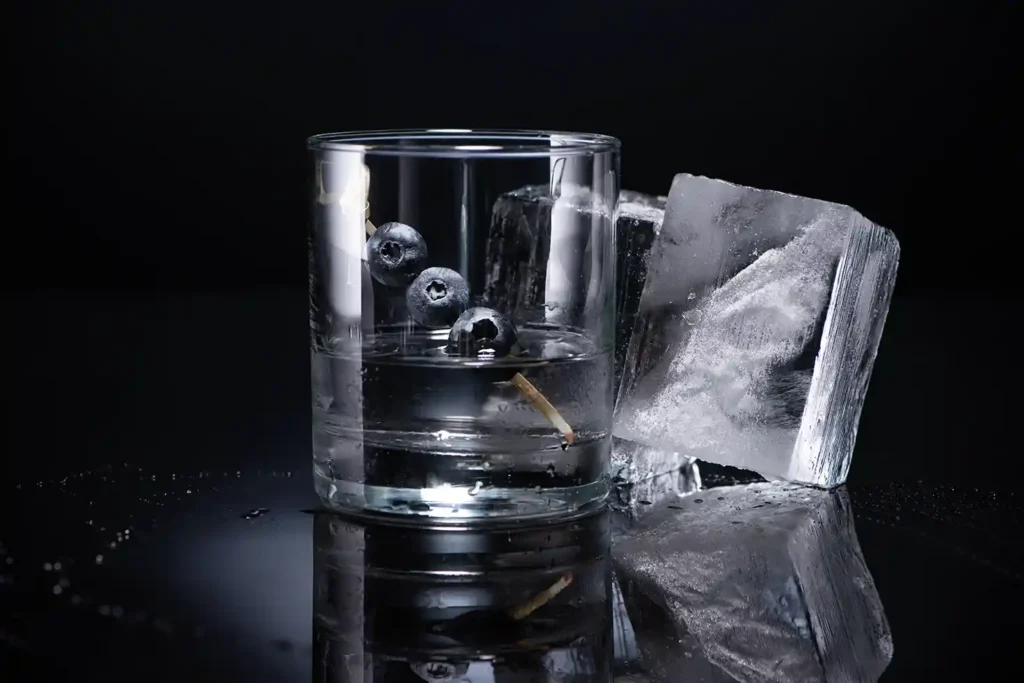 La sphère ou le gros cube de glace claire