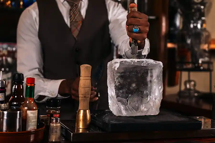 Pourquoi la glace est-elle lingrédient secret du bartender