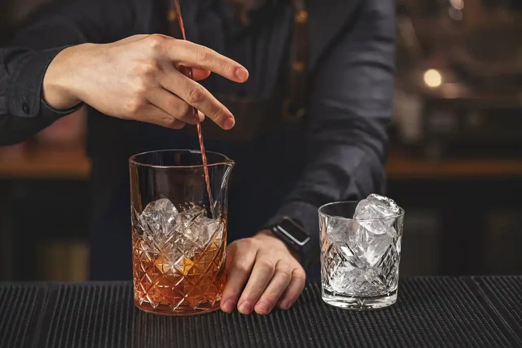 Cocktails remués avec un verre a melange